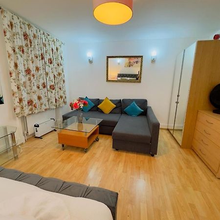 Bright Budget Studio Apartment In Central Londra Exterior foto