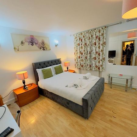Bright Budget Studio Apartment In Central Londra Exterior foto