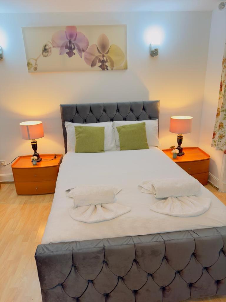 Bright Budget Studio Apartment In Central Londra Exterior foto