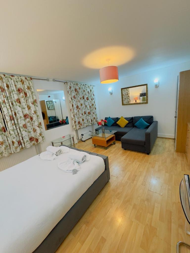 Bright Budget Studio Apartment In Central Londra Exterior foto